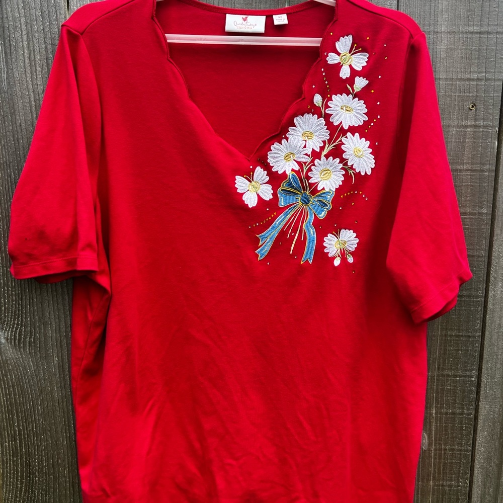 Quacker Factory 2X scallop neck flower embroidered Top